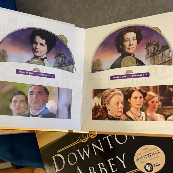 Downton Abbey Collector’s Set - Picture 3 of 6